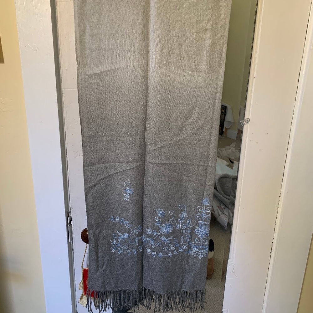 Gray wool scarf with blue embroidered flowers